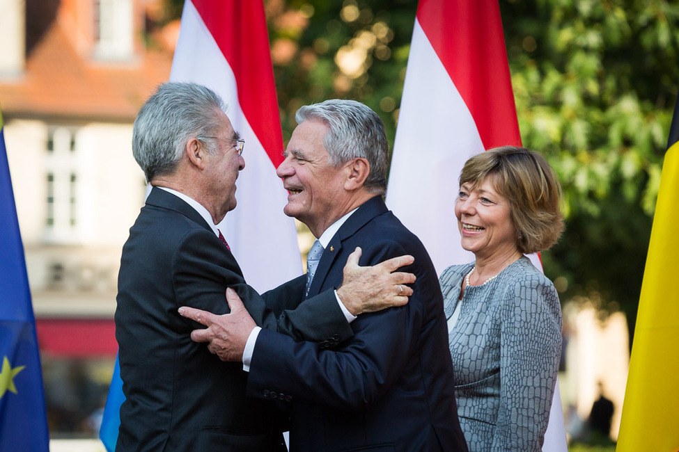 Bundespräsident Joachim Gauck und Daniela Schadt begrüßen den österreichischen Bundespräsidenten, Heinz Fischer, zum Treffen der deutschsprachigen Staatsoberhäupter in Bad Doberan
