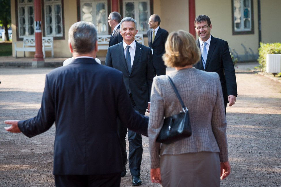 Bundespräsident Joachim Gauck und Daniela Schadt begrüßen den Schweizer Bundespräsidenten, Didier Burkhalter, zum Treffen der deutschsprachigen Staatsoberhäupter in Bad Doberan