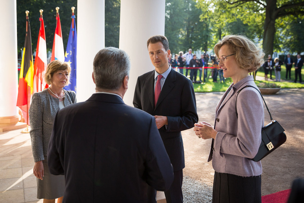 Bundespräsident Joachim Gauck und Daniela Schadt begrüßen Erbprinzessin Sophie von und zu Liechtenstein und Erbprinz Alois zum Treffen der deutschsprachigen Staatsoberhäupter in Bad Doberan