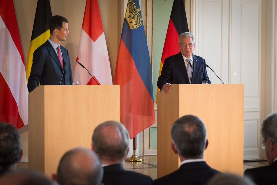 Bundespräsident Joachim Gauck und der Erbprinz Alois von und zu Liechtenstein beantworten beim 11. Treffen der deutschsprachigen Staatsoberhäupter die Fragen von Medienvertretern in Bad Doberan