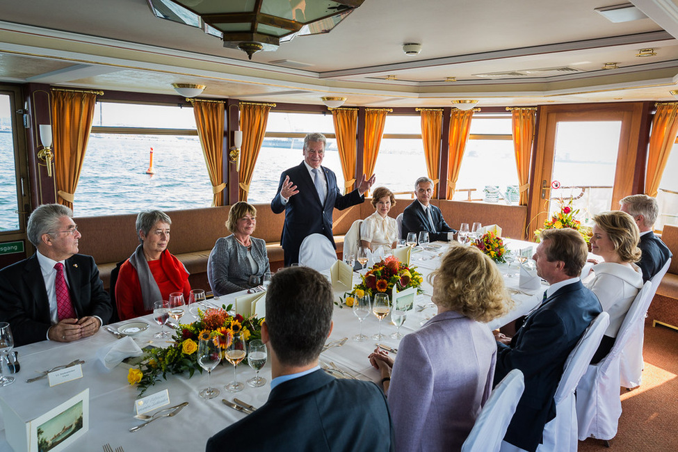 Bundespräsident Joachim Gauck hält eine Rede zum Auftakt des Mittagessens mit den deutschsprachigen Staatsoberhäuptern an Bord der 'MS Käpp'n Brass'