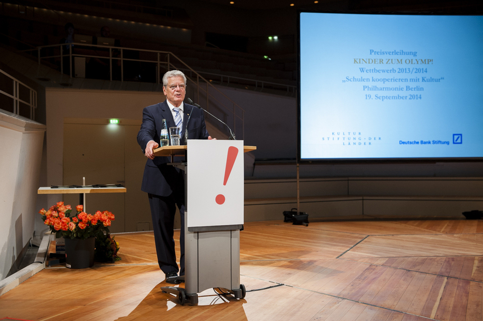Bundespräsident Joachim Gauck hält eine Rede anlässlich der Preisverleihung 'Kinder zum Olymp!' in der Berliner Philharmonie