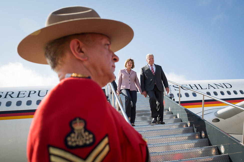 Bundespräsident Joachim Gauck und Daniela Schadt bei der Ankunft am Flughafen Ottawa Macdonald-Cartier 