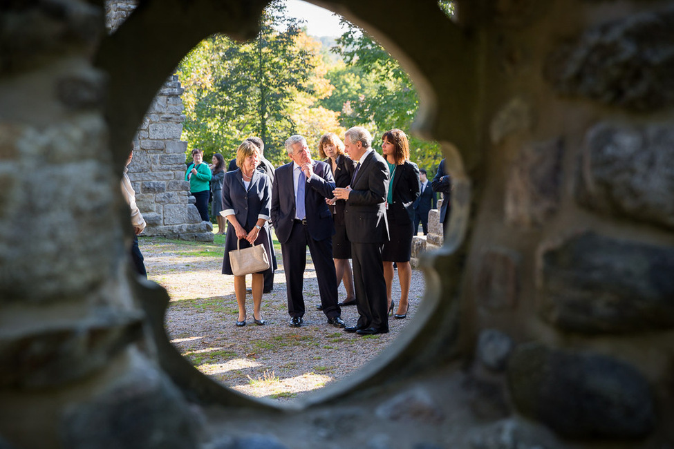 Bundespräsident Gauck und Daniela Schadt besichtigen den Park des Mackenzie King Anwesens