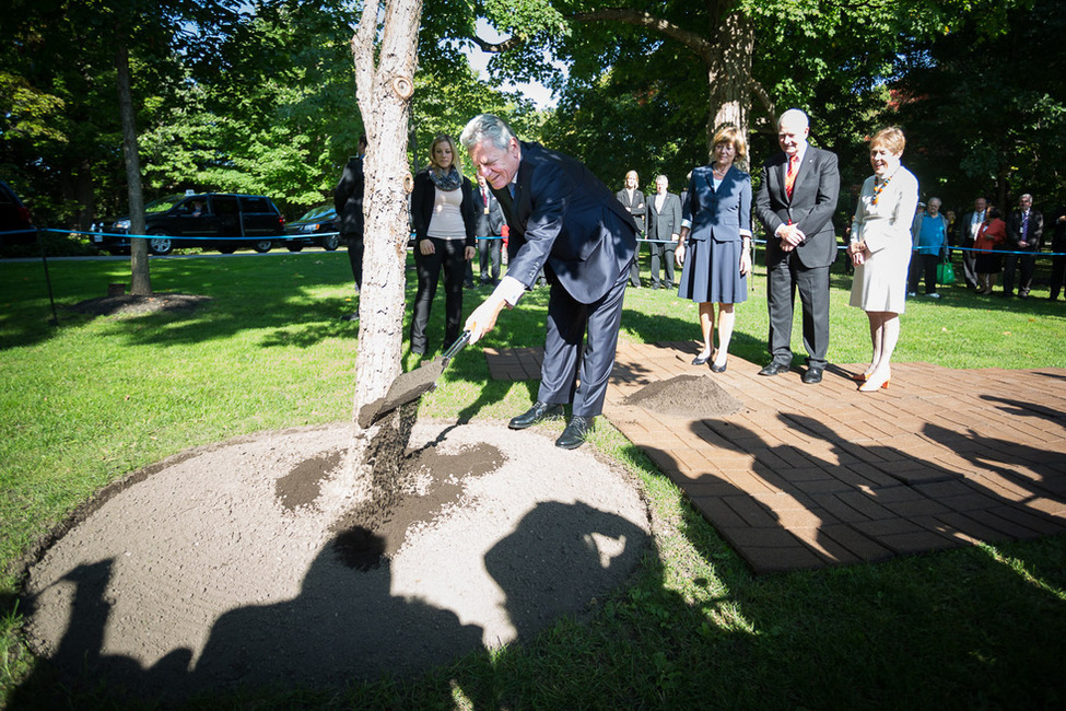 Bundespräsident Gauck pflanzt in Anwesenheit von Generalgouverneur Johnston, dessen Ehefrau und Daniela Schadt im Park von Rideau Hall eine Eiche 