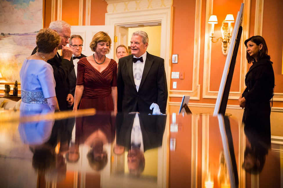 Bundespräsident Joachim Gauck und Daniela Schadt im Gespräch mit dem Generalgouverneur und Oberbefehlshaber von Kanada, David Johnston, und dessen Frau