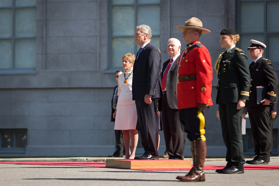 Bundespräsident Joachim Gauck wird vom Generalgouverneur und Oberbefehlshaber von Kanada, David Johnston, mit militärischen Ehren begrüßt