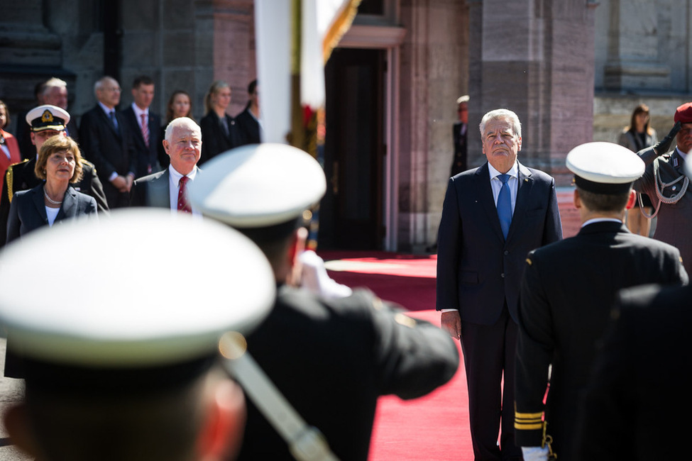 Bundespräsident Joachim Gauck und Daniela Schadt werden vom Generalgouverneur und Oberbefehlshaber von Kanada, David Johnston, mit militärischen Ehren begrüßt