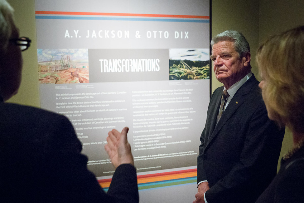 Bundespräsident Joachim Gauck und Daniela Schadt besuchen die Ausstellung 'Transformations' der Künstler A.Y. Jackson und Otto Dix im Canadian War Museum