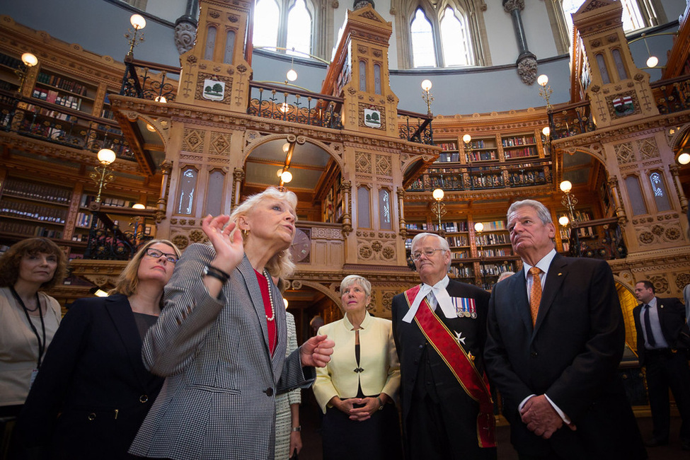 Bundespräsident Joachim Gauck besichtigt gemeinsam mit dem Senatspräsidenten Noël A. Kinsella die Bibliothek des Parlaments von Ottawa