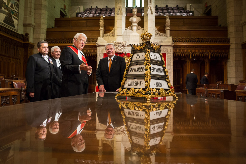 Bundespräsident Joachim Gauck und Senatspräsident Noël A. Kinsella besichtigen den Sitzungssaal des Parlaments von Ottawa 