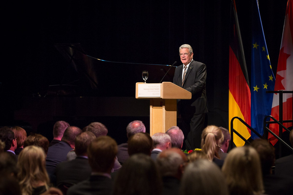 Bundespräsident Joachim Gauck hält beim Konzert 'Gemeinsam Erinnern Verändern' im Barney Danson Theater eine Ansprache