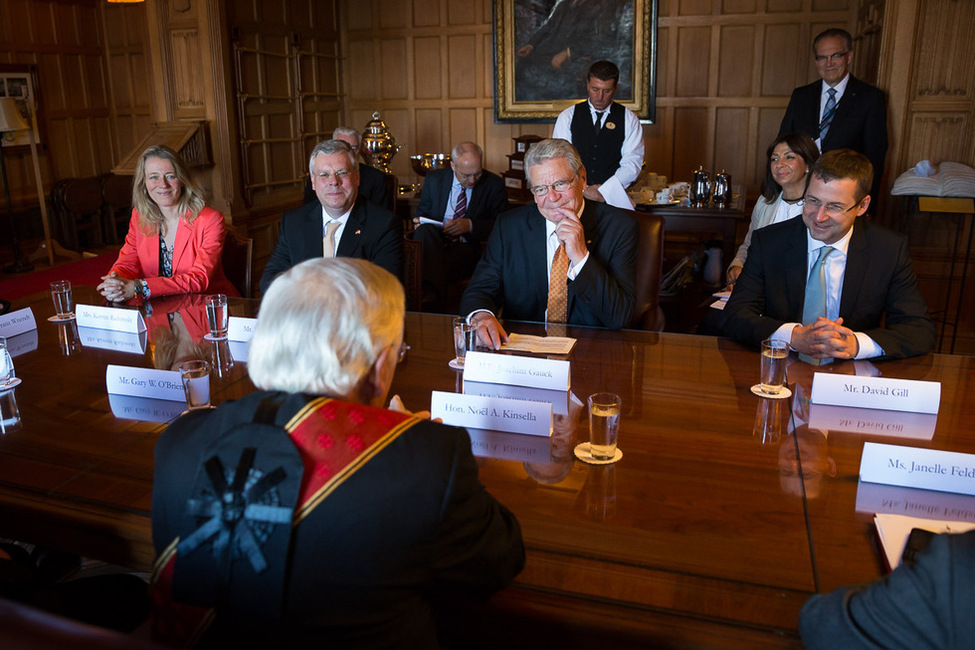 Bundespräsident Joachim Gauck im Gespräch mit dem Senatspräsidenten Noël A. Kinsella im Parlament von Ottawa