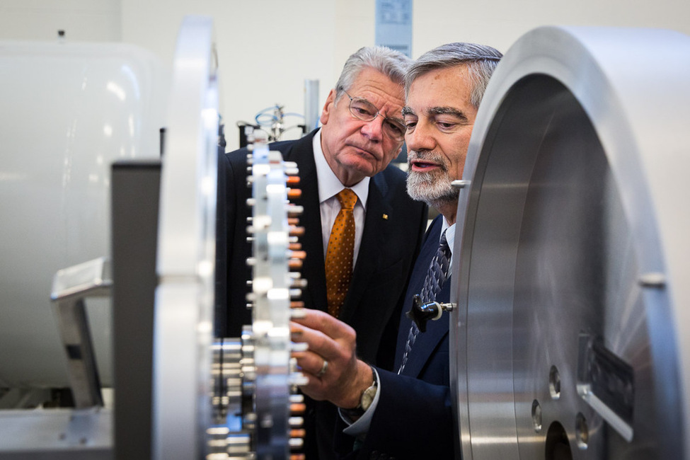 Bundespräsident Joachim Gauck informiert sich im Advanced Research Complex der Universität von Ottawa über Teilchenbeschleuniger