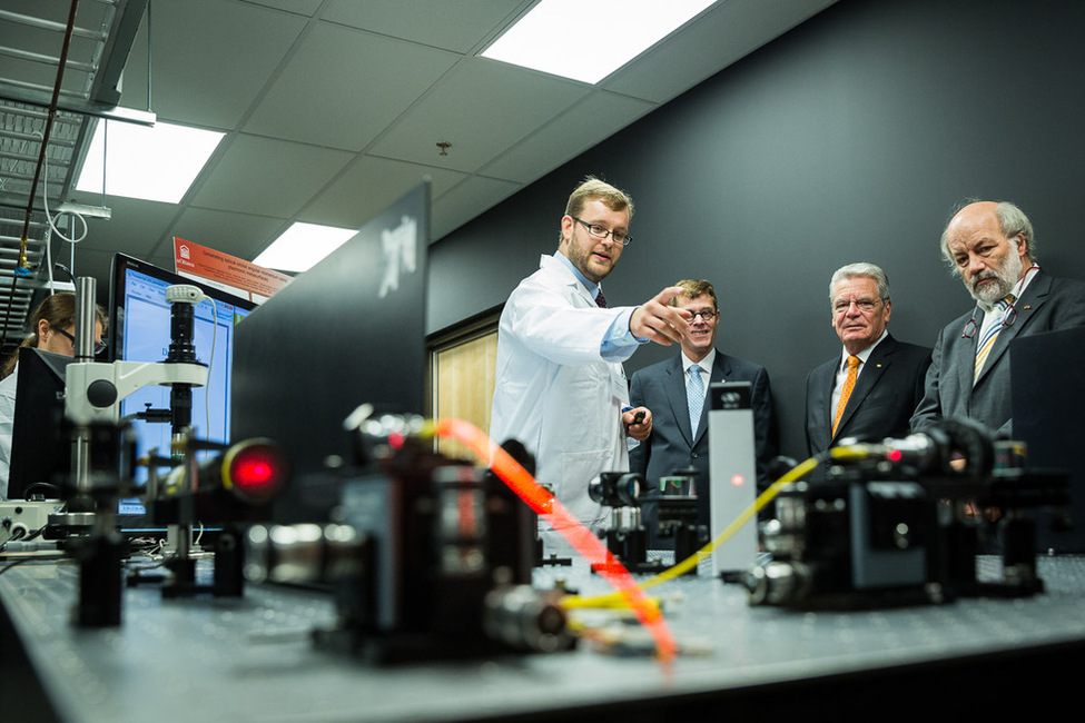 Bundespräsident Joachim Gauck informiert sich im Advanced Research Complex der Universität von Ottawa über die Forschung im Bereich Photonik