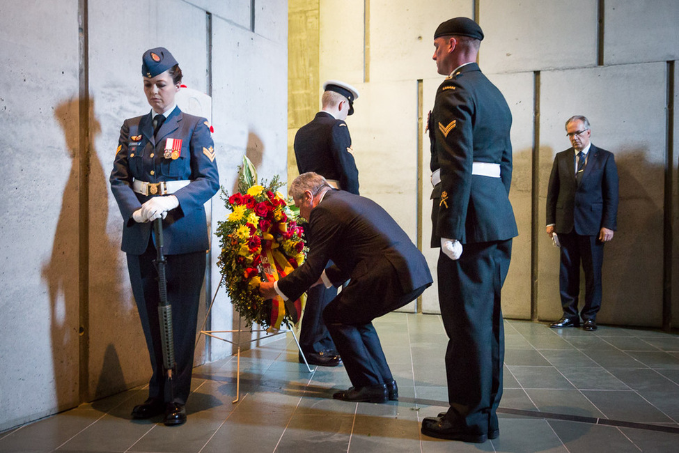 Bundespräsident Joachim Gauck legt im Canadian War Museum einen Kranz am Grab des unbekannten Soldaten nieder