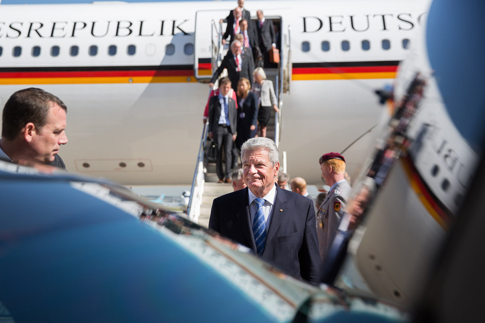 Bundespräsident Joachim Gauck bei der Ankunft am Internationalen Flughafen von Toronto, Lester B. Pearson 