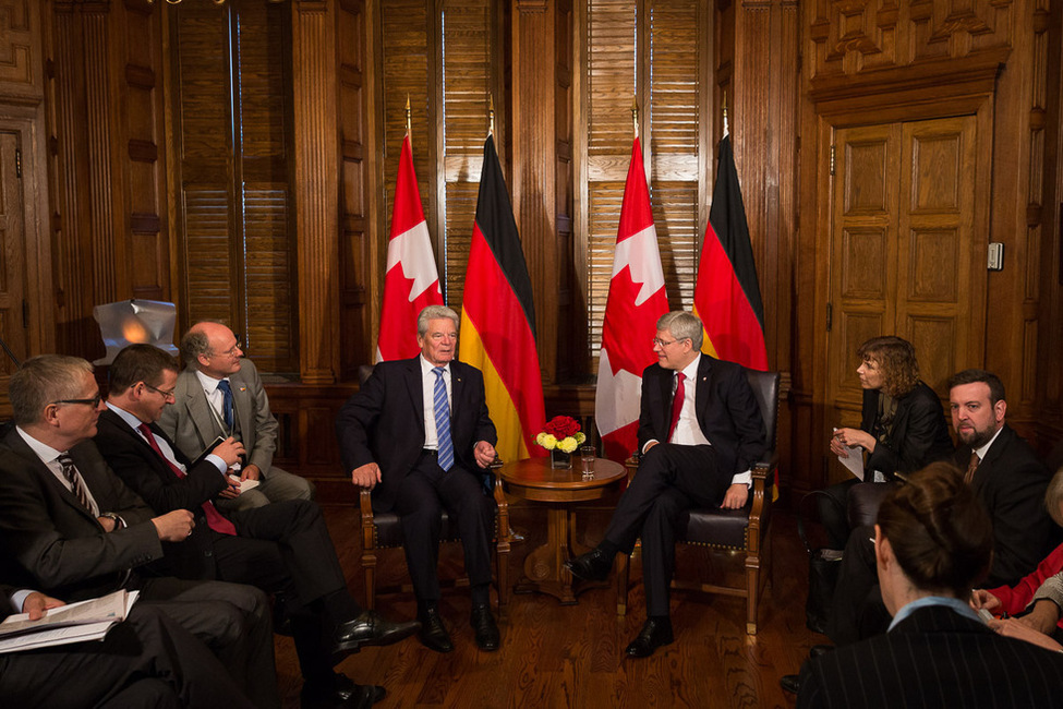 Bundespräsident Joachim Gauck im Gespräch mit dem Premierminister von Kanada, Stephen Joseph Harper, im Parlament 