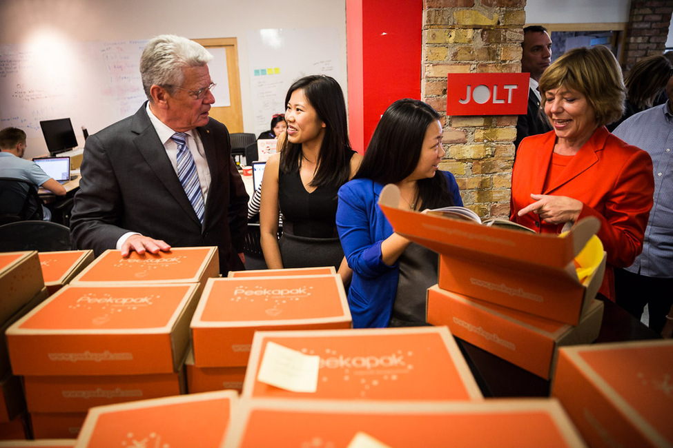 Bundespräsident Joachim Gauck und Daniela Schadt im Gespräch mit Gründern und Mitarbeitern von Start-Ups im Forschungszentrum MaRS Discovery District in Toronto  