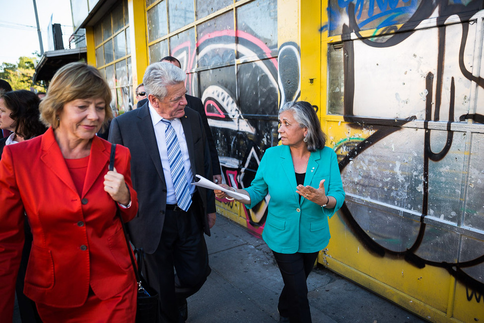 Bundespräsident Joachim Gauck und Daniela Schadt im Gespräch mit der Geschäftsführenden Direktorin für Globale Vielfalt und Migrationsaustausch, Ratna Omidvar, während eines Spaziergangs durch das Stadtviertel Kensington Market in Toronto 