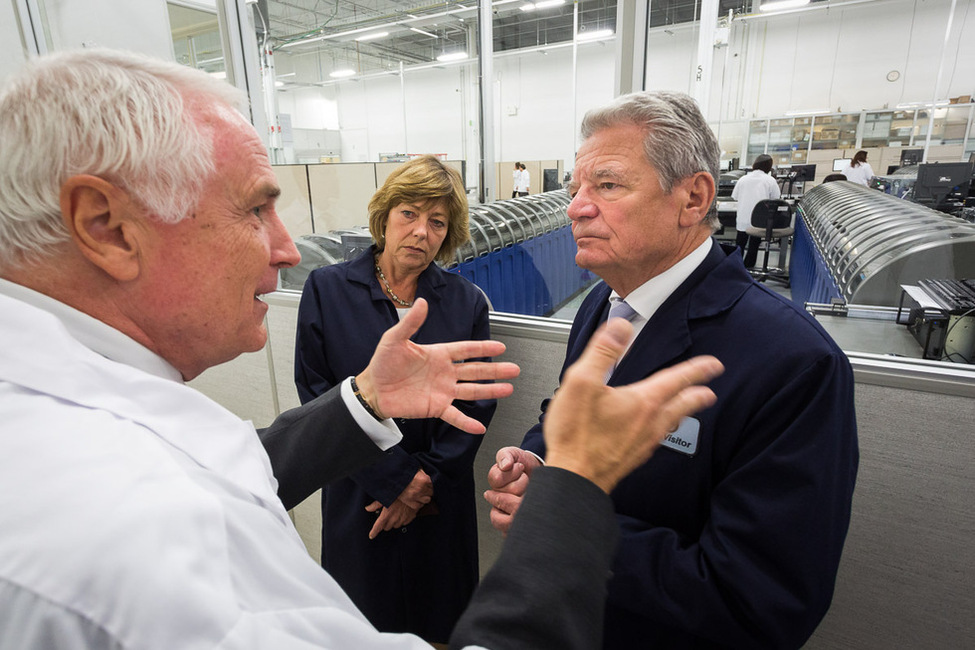  Bundespräsident Joachim Gauck und Daniela Schadt besichtigen die Kreditkarten- und Ausweisfirma Giesecke & Devrient in Toronto