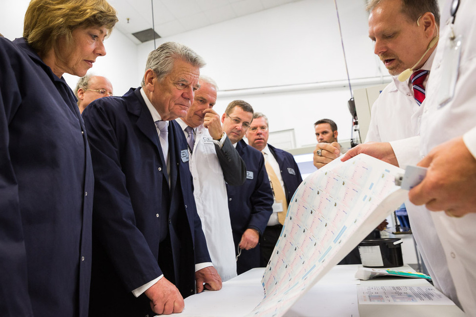 Bundespräsident Joachim Gauck und Daniela Schadt besichtigen die Kreditkarten- und Ausweisfirma Giesecke & Devrient in Toronto