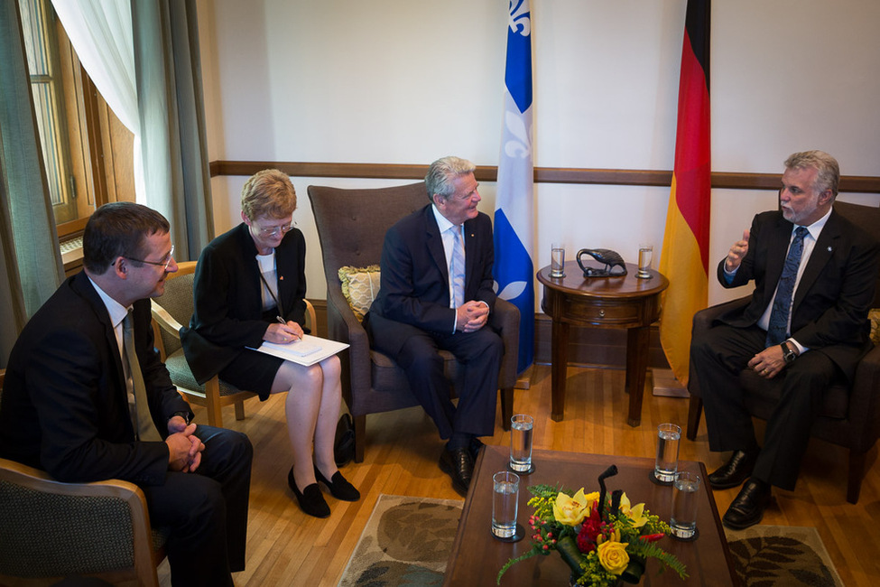 Bundespräsident Joachim Gauck im Gespräch mit dem Premierminister von Québec, Philippe Couillard, im Amtssitz des Premierministers