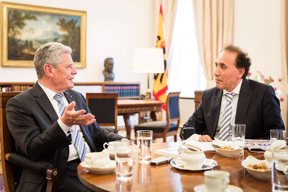 Bundespräsident Joachim Gauck während des Interviews mit der türkischsprachigen Tageszeitung Hürriyet in seinem Amtszimmer in Schloss Bellevue