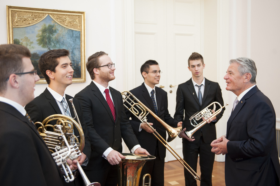 Bundespräsident Joachim Gauck im Gespräch mit Musikern der Hochschule für Musik, Karlsruhe, bei der Verleihung des Verdienstordens der Bundesrepublik Deutschland anlässlich des Tages der Deutschen Einheit