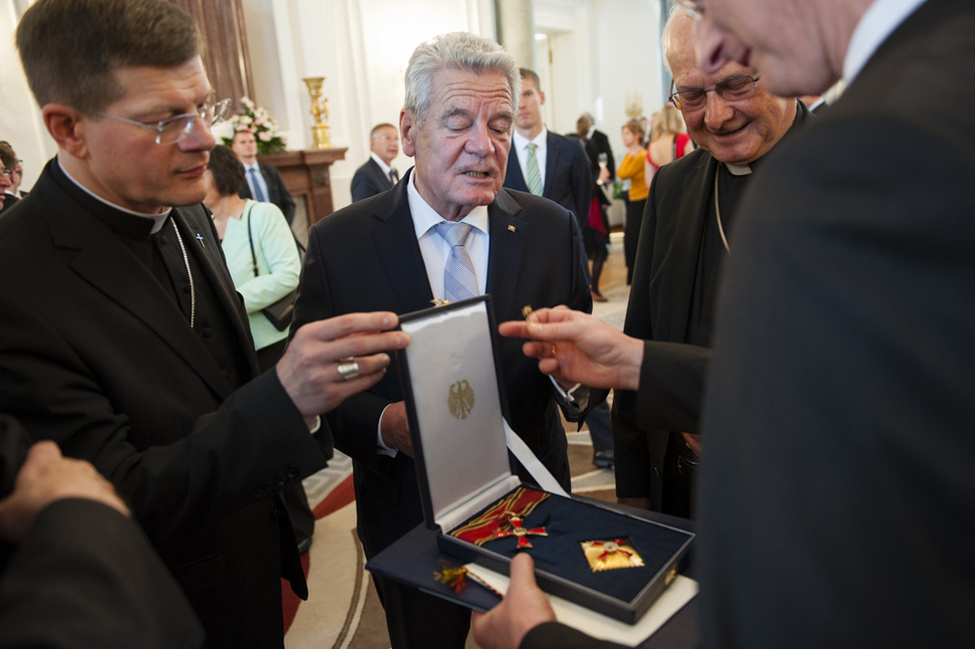 Bundespräsident Joachim Gauck im Austausch mit Robert Zollitsch bei der Verleihung des Verdienstordens der Bundesrepublik Deutschland anlässlich des Tages der Deutschen Einheit