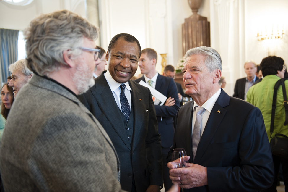 Bundespräsident Joachim Gauck im Austausch mit Okwui Enwezor, Direktor des 'Haus der Kunst' in München, bei der Verleihung des Verdienstordens der Bundesrepublik Deutschland anlässlich des Tages der Deutschen Einheit