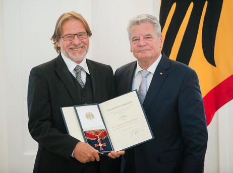 Bundespräsident Joachim Gauck verleiht das Große Verdienstkreuz an Götz George