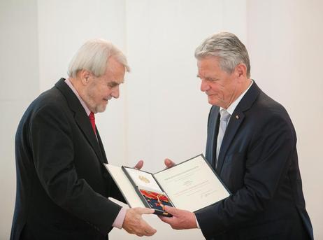 Bundespräsident Joachim Gauck verleiht das Große Verdienstkreuz an Gerd Ruge