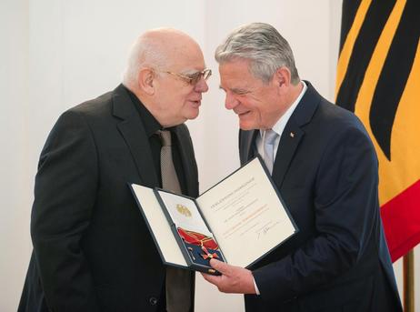 Bundespräsident Joachim Gauck verleiht das Große Verdienstkreuz an Hans Joachim Schädlich