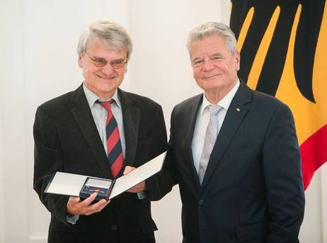 Bundespräsident Joachim Gauck verleiht das Verdienstkreuz 1. Klasse an Bernd-Lutz Lange