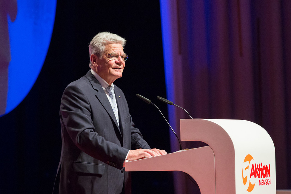 Bundespräsident Joachim Gauck hält eine Rede im Berliner Kosmos Kino anlässlich der Festveranstaltung '50 Jahre Aktion Mensch'