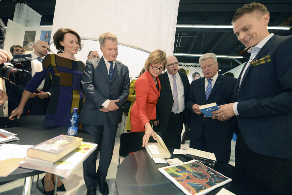 Bundespräsident Joachim Gauck und Daniela Schadt im Austausch mit Ausstellern gemeinsam mit dem Präsidenten der Republik Finnland, Sauli Niinistö, anlässlich des Rundgangs über die Frankfurter Buchmesse 