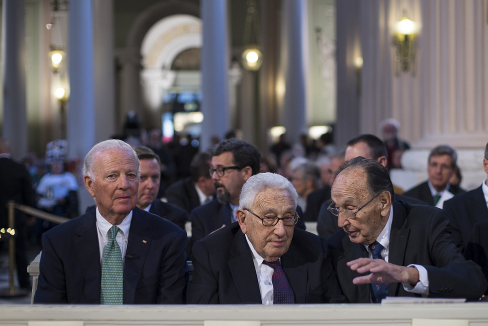 James Baker, Henry Kissinger und Hans-Dietrich Genscher in der Nikolaikirche in Leipzig zur Erinnerung an die Friedliche Revolution