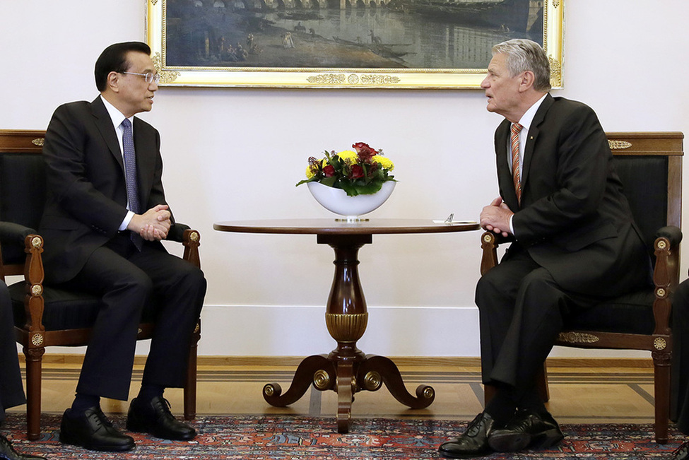 Bundespräsident Joachim Gauck im Austausch mit dem Ministerpräsidenten des Staatsrates der Volksrepublik China, Li Keqiang, im Amtszimmer in Schloss Bellevue