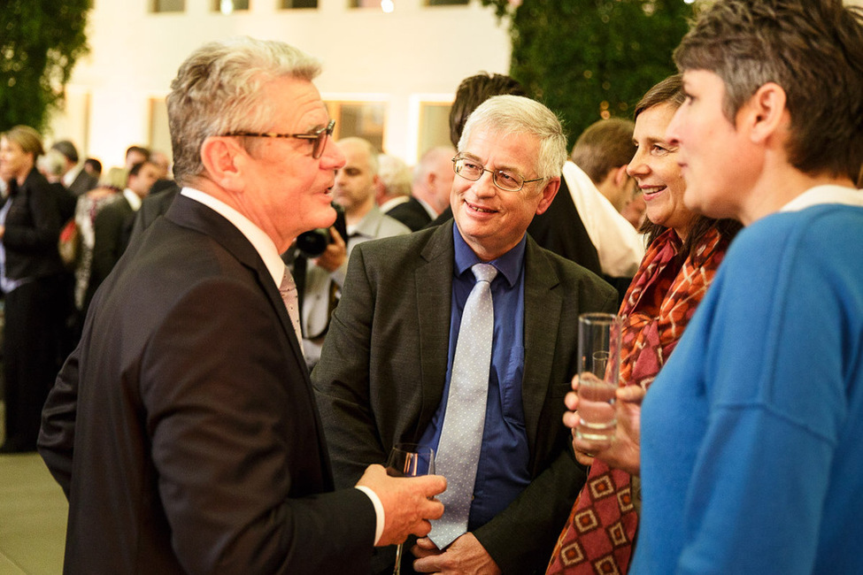 Bundespräsident Joachim Gauck im Gespräch mit der Fraktionsvorsitzenden von Bündnis 90/Die Grünen, Katrin Göring-Eckardt, im Haus der Bundespressekonferenz