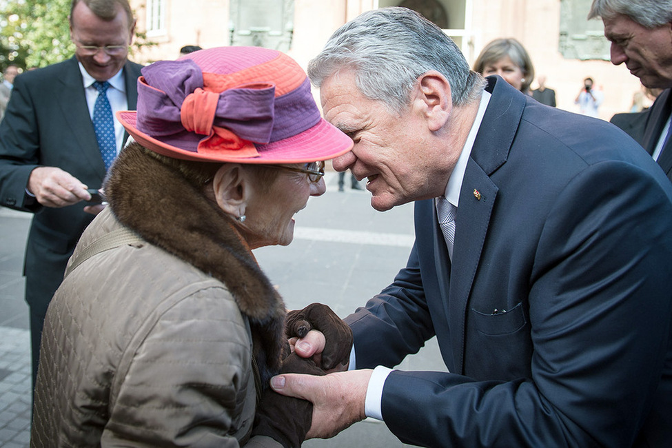 Bundespräsident Joachim Gauck im Gespräch mit einer beinahe 100-jährigen Stifterin der Universität im Anschluss des Festakt 100 Jahre Goethe-Universität