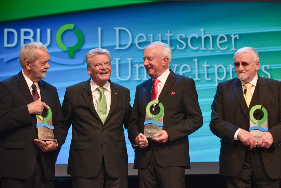 Bundespräsident Joachim Gauck bei der Preisverleihung des Deutschen Umweltpreises mit den Gewinnern Peter Hennicke, Gunther King und Hubert Weinzierl im Kongress-Palais in Kassel