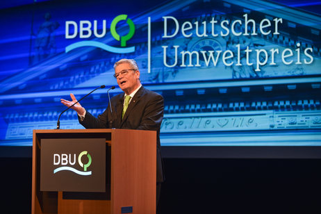 Bundespräsident Joachim Gauck hält eine Ansprache bei der Verleihung des Deutschen Umweltpreises der Deutschen Bundesstiftung Umwelt im Kongress-Palais in Kassel