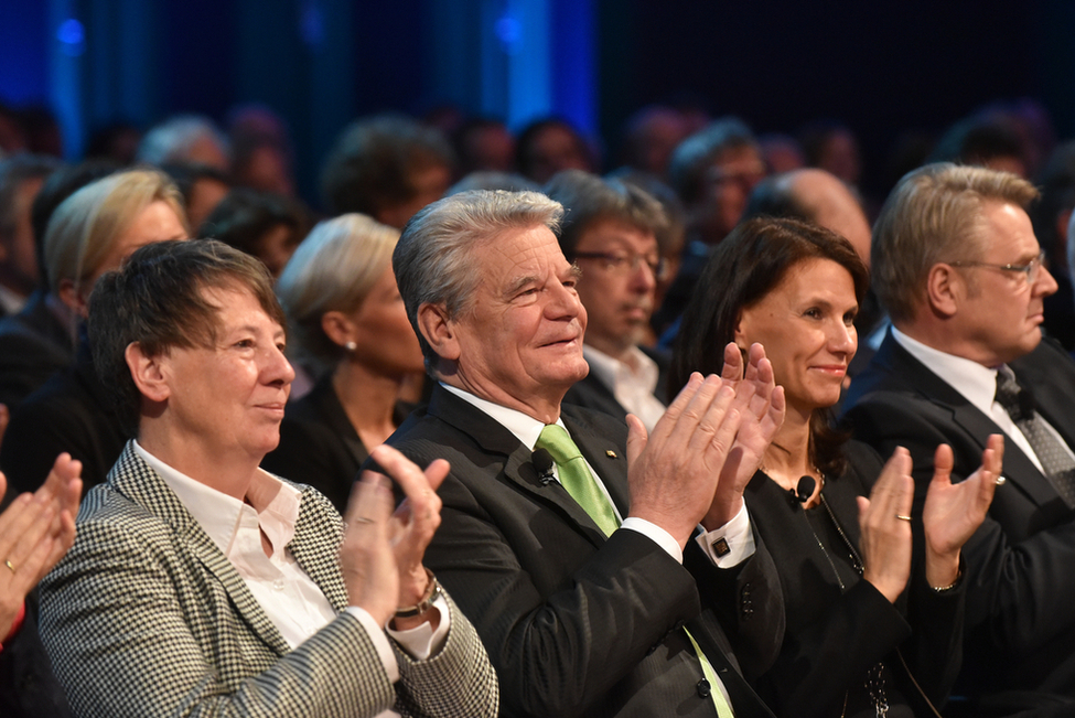 Bundespräsident Joachim Gauck bei der Verleihung des Deutschen Umweltpreises mit Bundesministerin Barbara Hendricks und der Parlamentarischen Staatssekretärin Rita Schwarzelühr-Sutter 