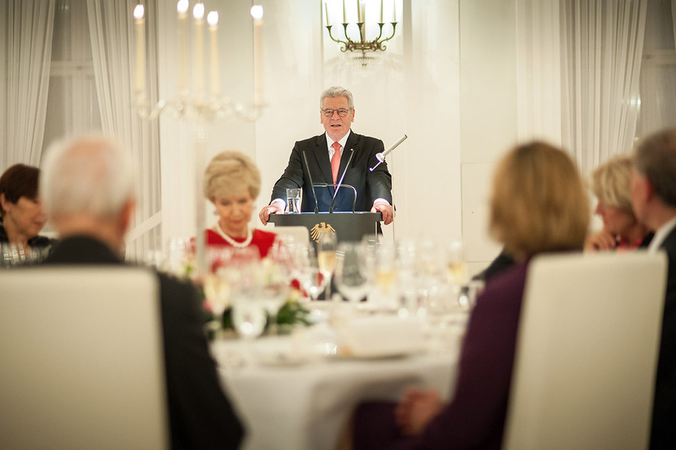 Bundespräsident Joachim Gauck hält beim Abendessen zu Ehren von Bundespräsident a.D. Roman Herzog anlässlich dessen 80. Geburtstages eine Ansprache im Großen Saal von Schloss Bellevue