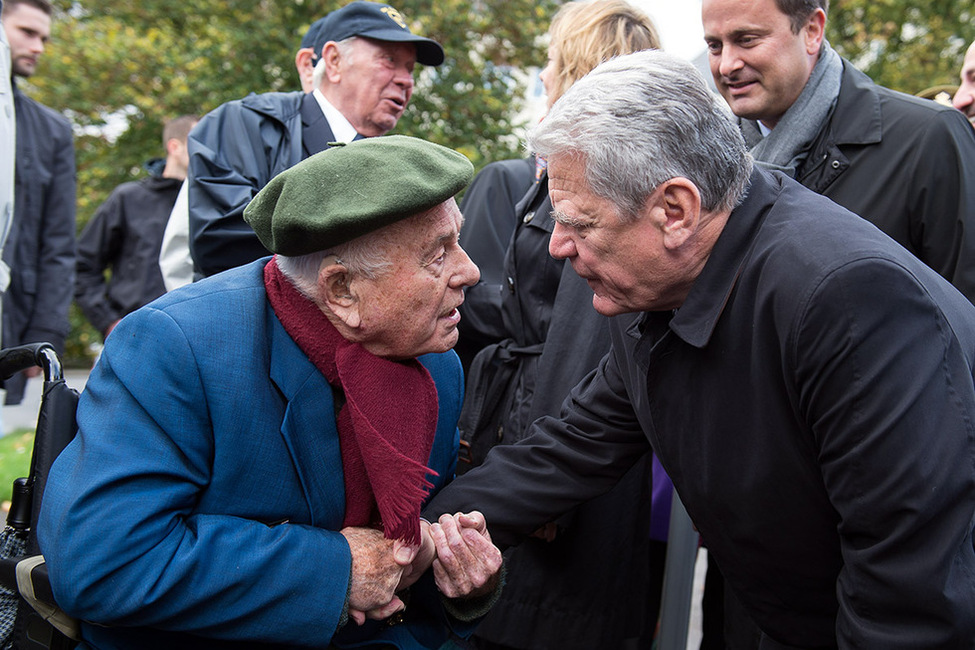 Bundespräsident Joachim Gauck und Daniela Schadt im Austausch mit Veteranen am Nationalmonument "Luxemburgische Solidarität" anlässlich ihres Staatsbesuchs im Großherzogtum Luxemburg 