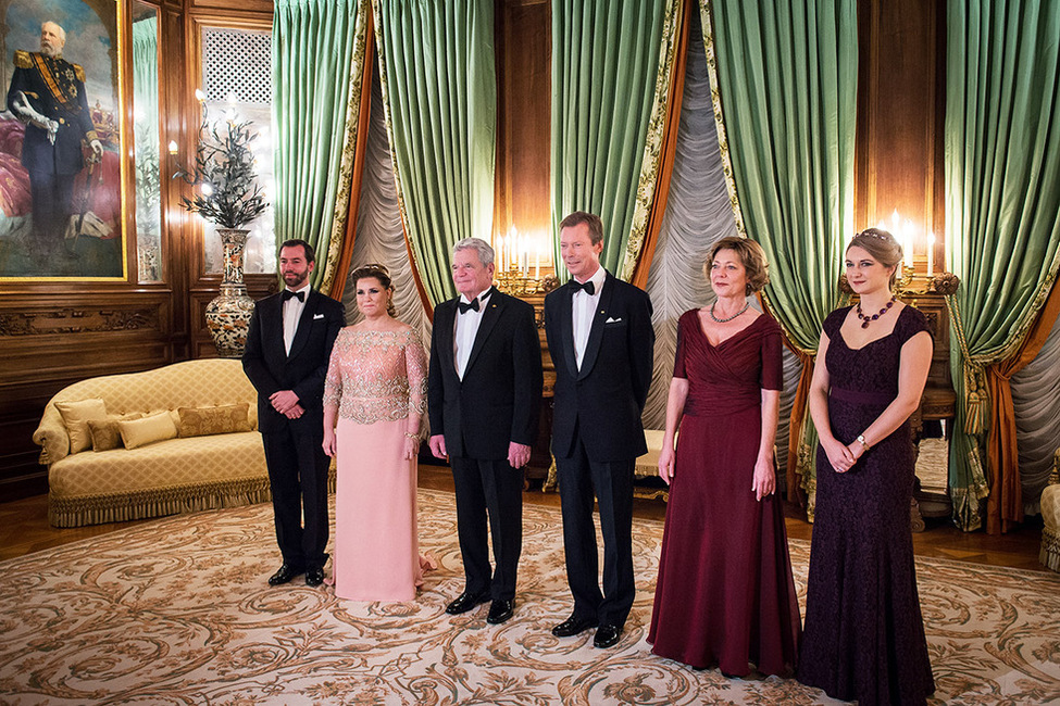 Bundespräsident Joachim Gauck und Daniela Schadt beim Defilee gemeinsam mit dem Großherzog Henri und der Großherzogin Maria Teresa von Luxemburg sowie dem Erbgroßherzog Guillaume und der Erbgroßherzogin Stéphanie von Luxemburg