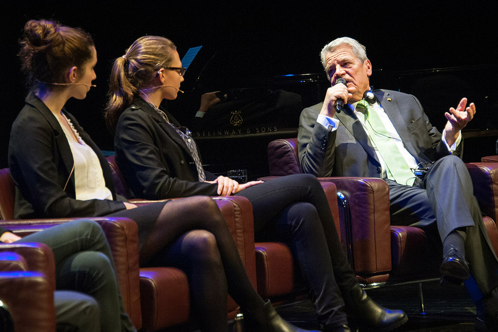 Bundespräsident Joachim Gauck im Austausch mit Schülerinnen des Lycée Aline-Mayrisch am Institut Pierre Werner anlässlich des Staatsbesuchs im Großherzogtum Luxemburg