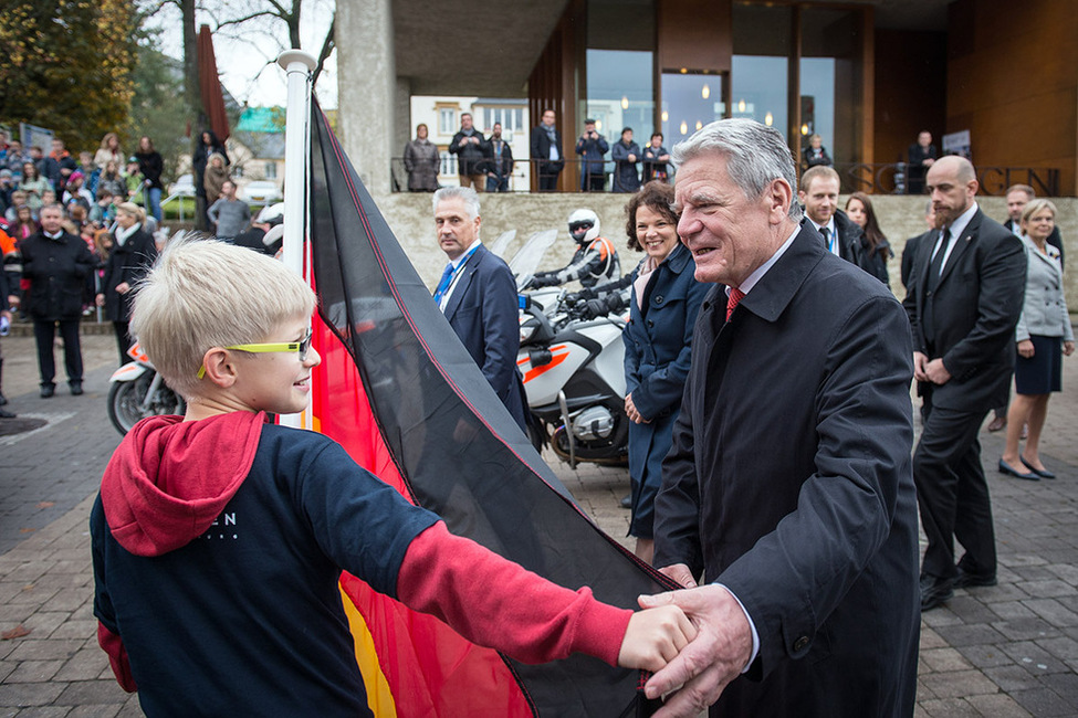 Bundespräsident Joachim Gauck im Gespräch mit einem Schüler in Schengen anlässlich des Staatsbesuchs im Großherzogtum Luxemburg