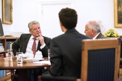 Bundespräsident Joachim Gauck während des Zeitungsinterviews zum 9. November mit Holger Schmale und Steven Geyer in seinem Amtszimmer in Schloss Bellevue